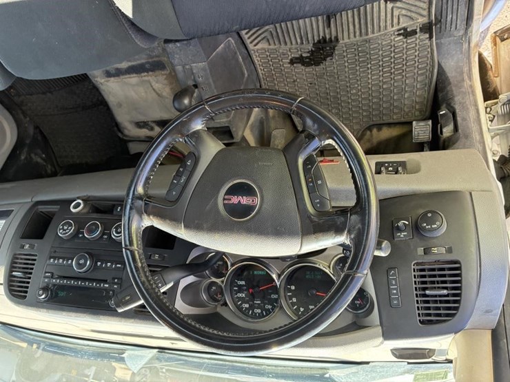 2012-gmc-2500-image-16