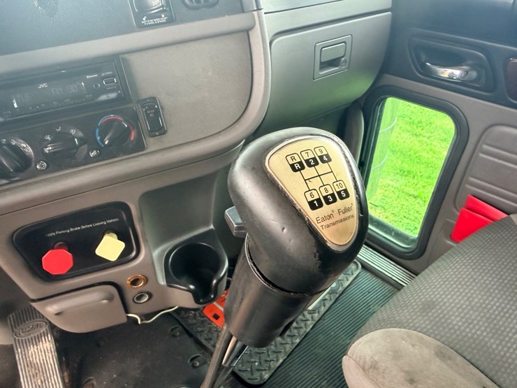 2013-peterbilt-388-image-42