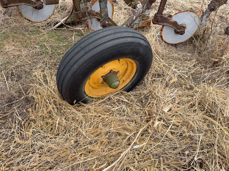 john-deere-pull-type-five-bottom-plow-image-11