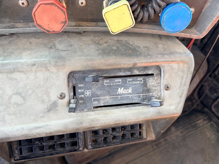 1993-mack-dm690s-image-117