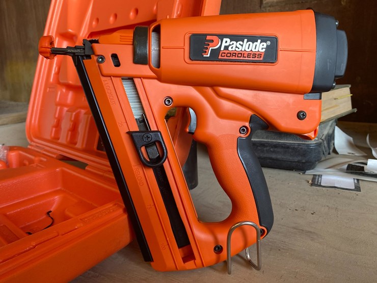 #3404-•-paslode-cordless-nail-gun-with-charger-image-8