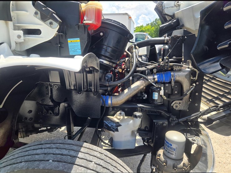 2018-freightliner-m2-106-image-32
