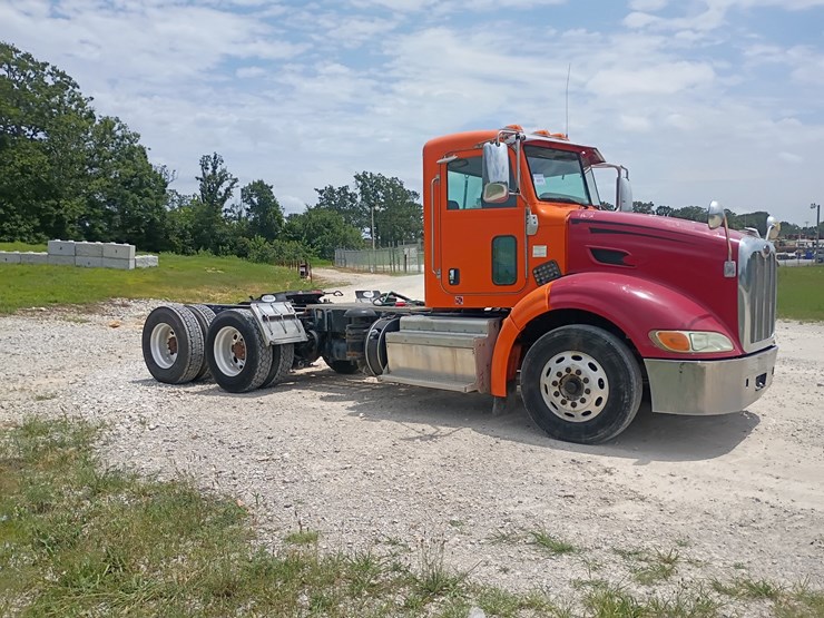 2012-peterbilt-384-image-12