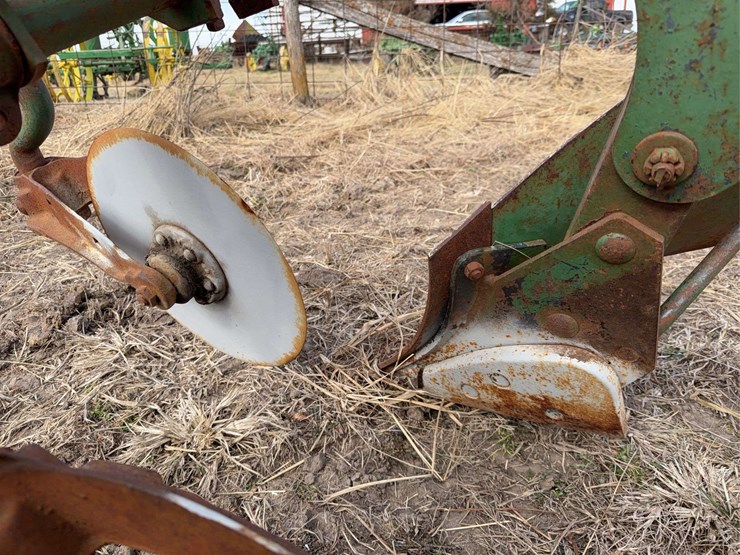 john-deere-three-point-three-bottom-plow-image-16