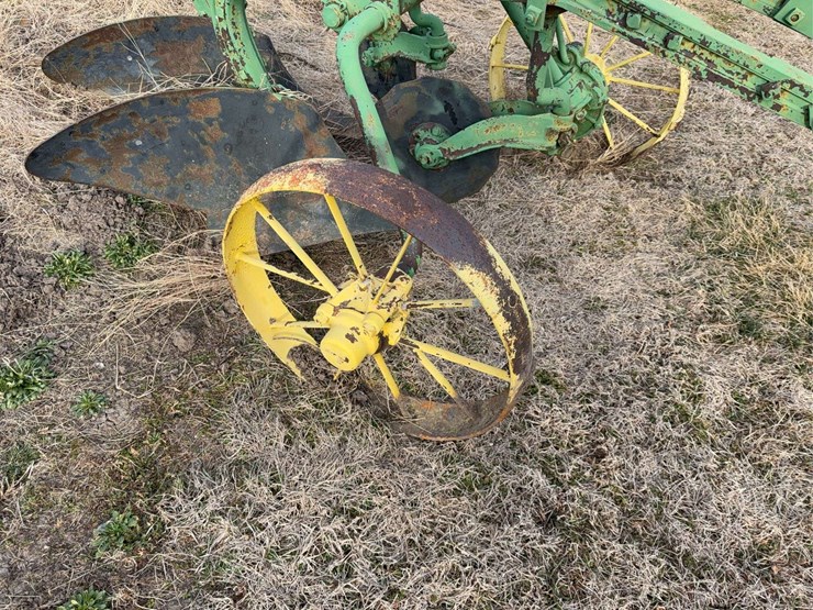 john-deere-pull-type-two-bottom-plow-image-9