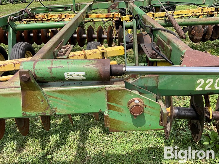 john-deere-220-image-16