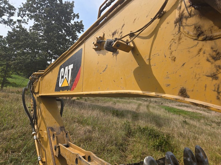 2019-caterpillar-320-image-108