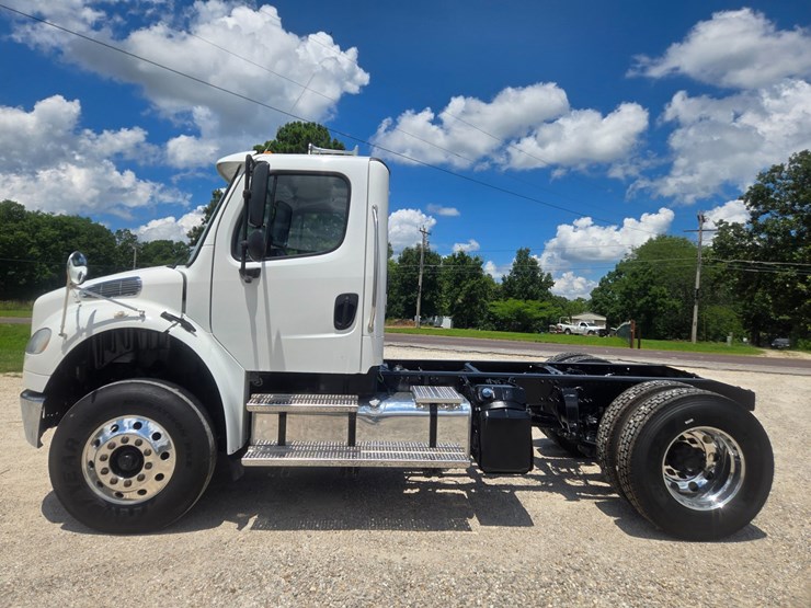 2018-freightliner-m2-106-image-5