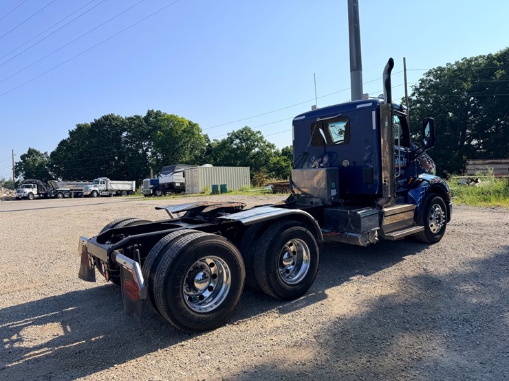 2021-peterbilt-579-image-17