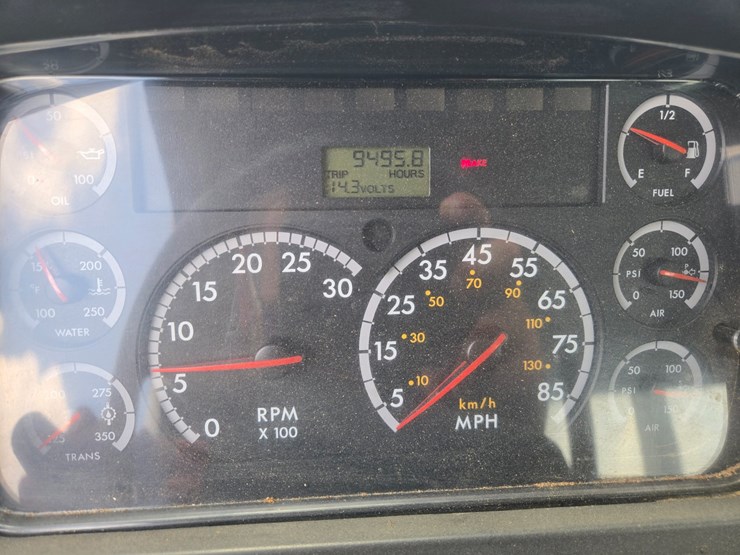 2007-freightliner-m2-106-image-51