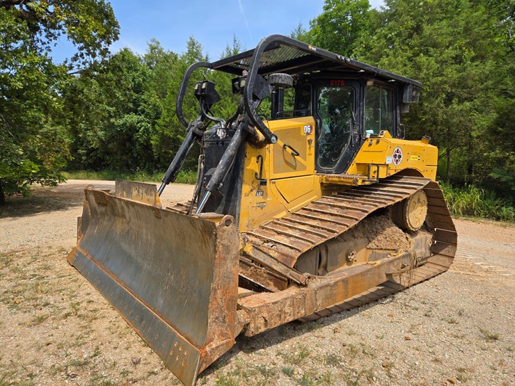 2019-caterpillar-d6-image-2