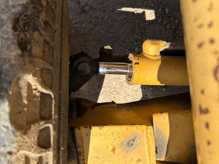 2000-deere-710d-image-143