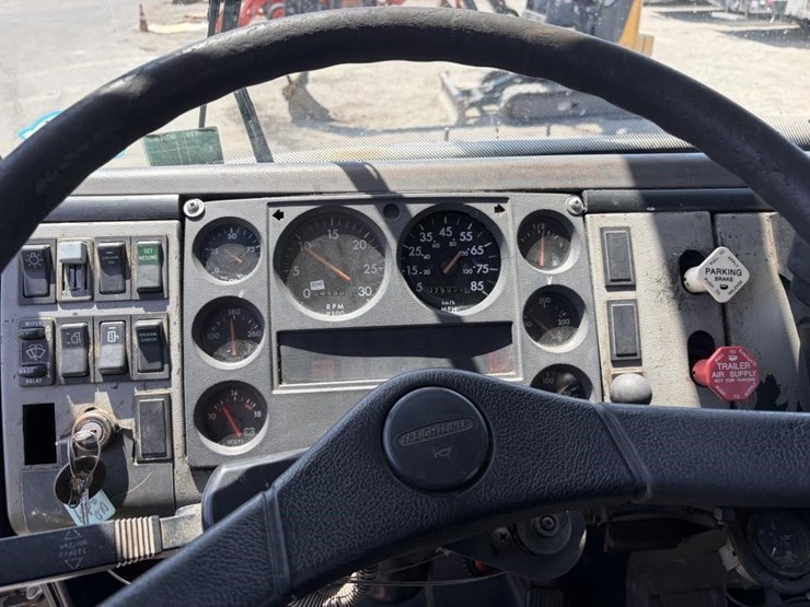 2000-freightliner-fl80-image-41