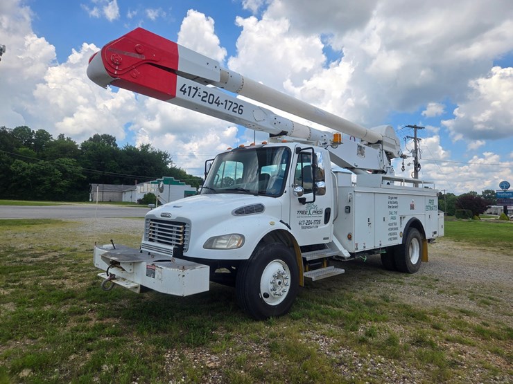 2007-freightliner-m2-106-image-2