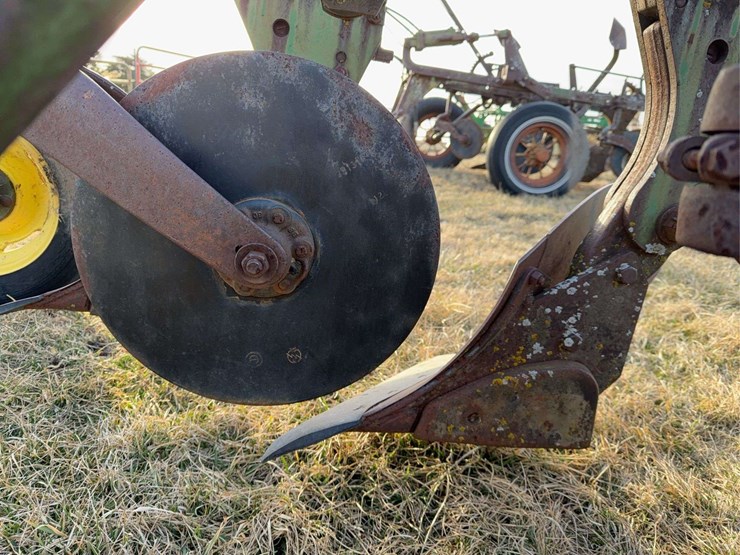 john-deere-pull-type-three-bottom-plow-image-22