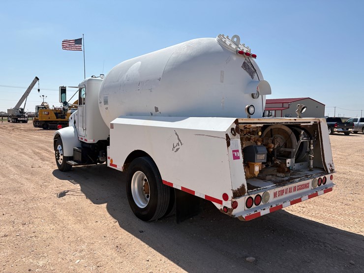 2004-peterbilt-330-image-7