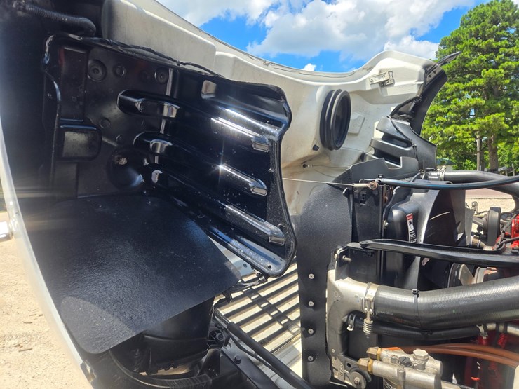 2018-freightliner-m2-106-image-29
