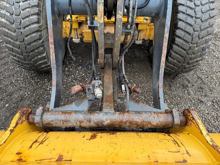deere-324k-image-10