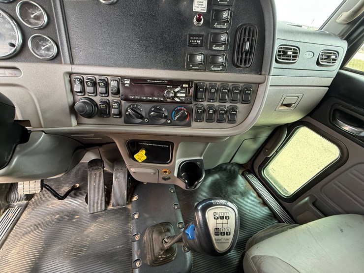 2015-peterbilt-365-image-26