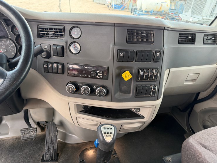 2019-peterbilt-567-image-18