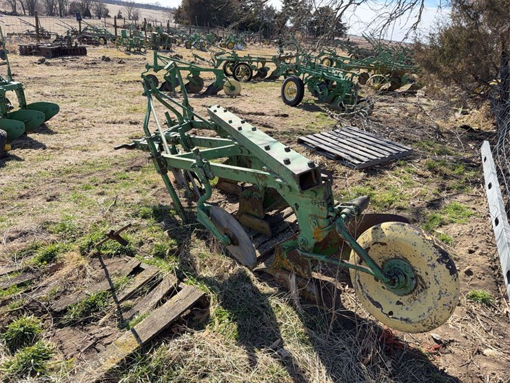 john-deere-three-point-three-bottom-plow-image-5