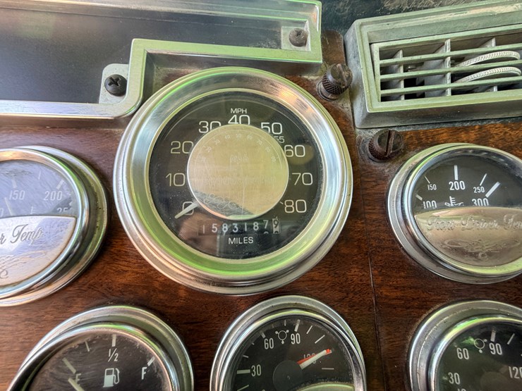 1996-peterbilt-379-image-16