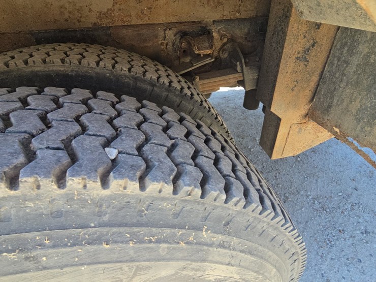 2001-freightliner-fl70-image-80
