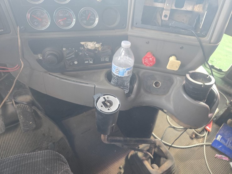 2011-kenworth-t700-image-67