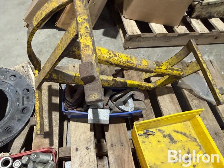 pallet-of-misc-truck-parts-image-18