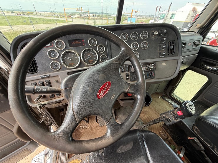2019-peterbilt-389-image-41