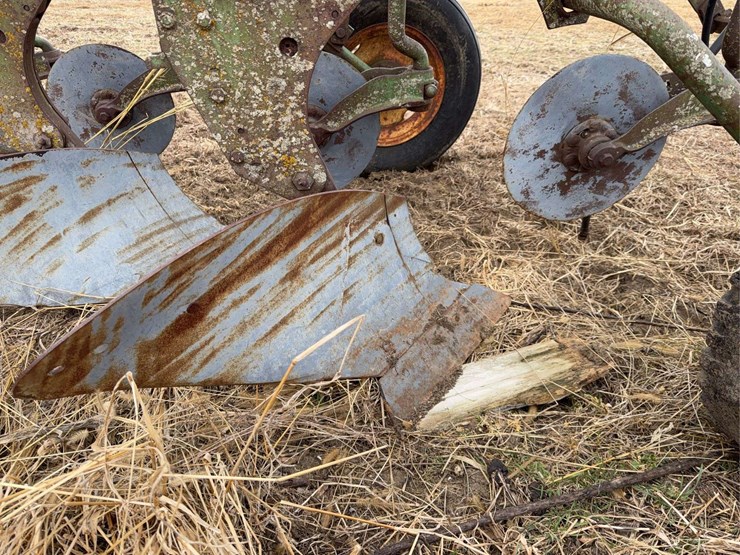 john-deere-pull-type-four-bottom-plow-image-16
