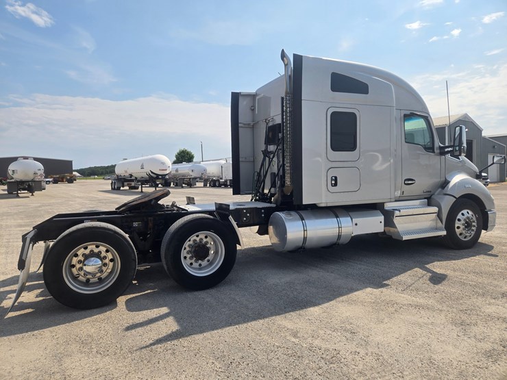 2018-kenworth-t680-image-18