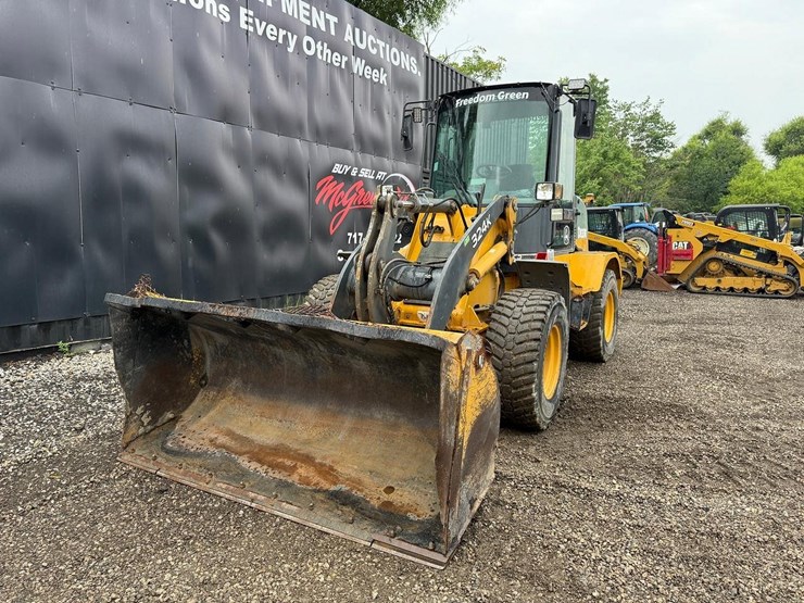 deere-324k-image-8