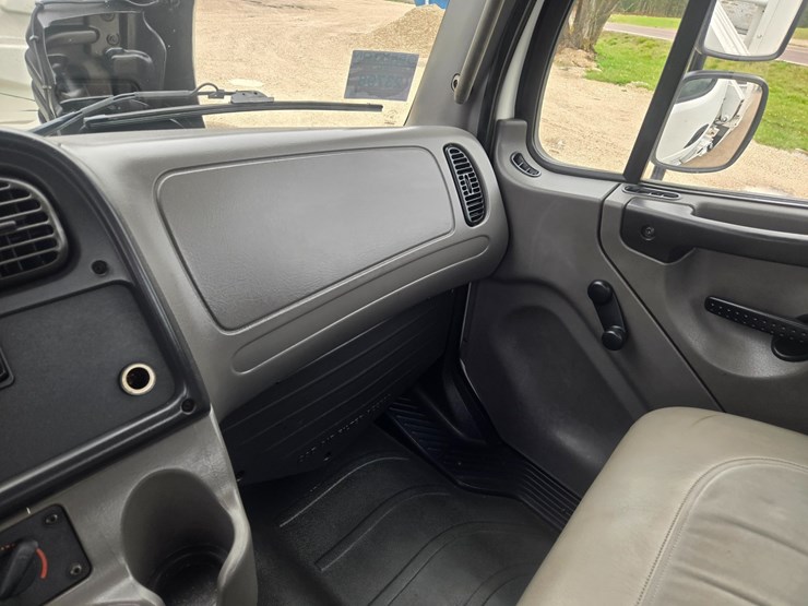 2010-freightliner-m2-106-image-59