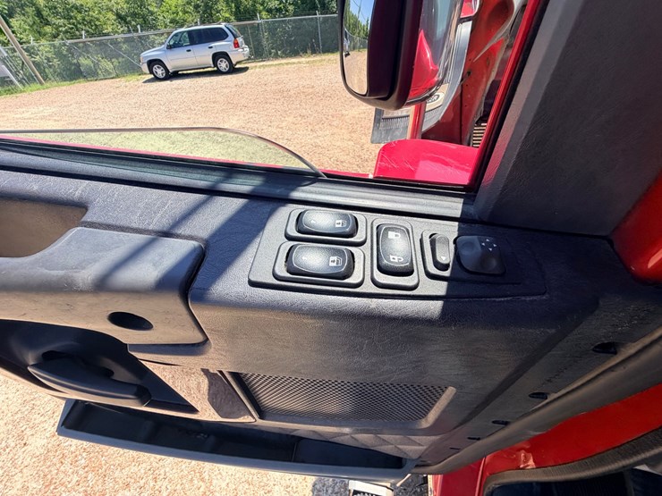 2016-freightliner-122sd-image-117
