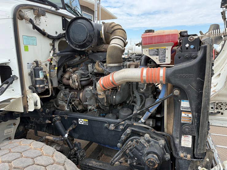 2015-peterbilt-365-image-34