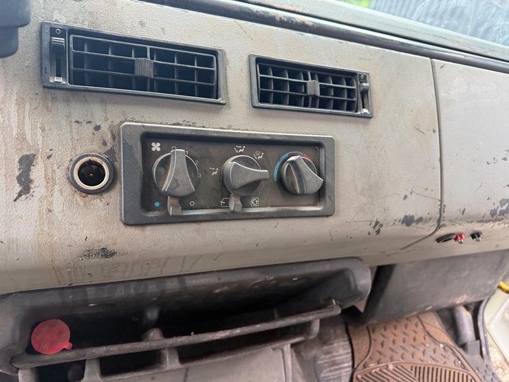 2000-freightliner-fl70-image-23