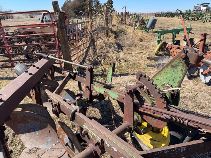 john-deere-pull-type-three-bottom-plow-image-15