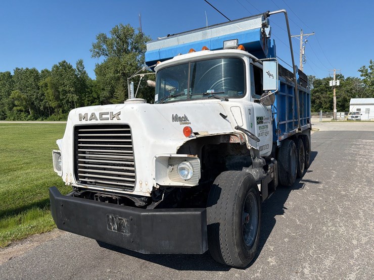 1993-mack-dm690s-image-1