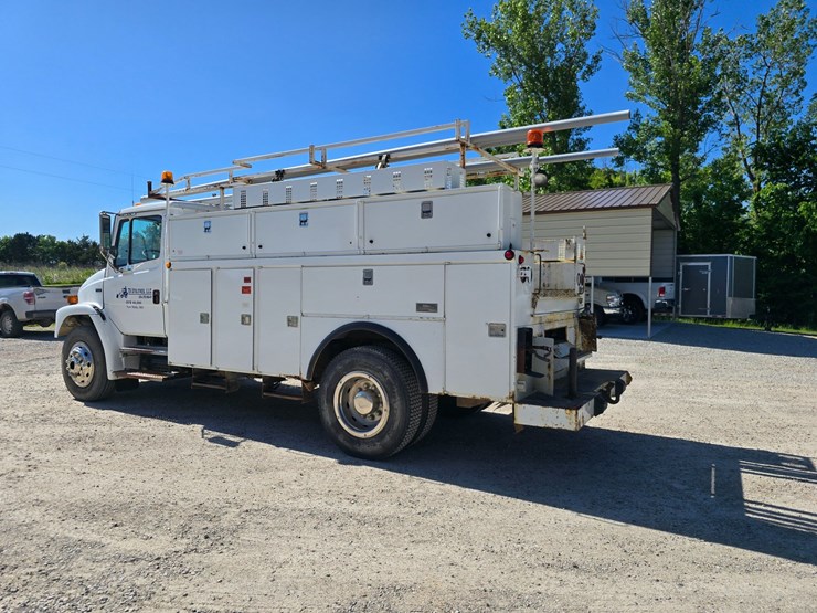 2001-freightliner-fl70-image-9