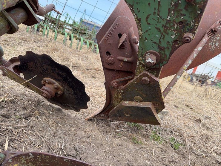 john-deere-three-bottom-three-point-plow-image-16