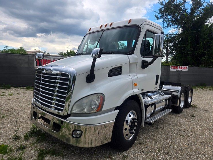 2012-freightliner-cascadia-113-image-2