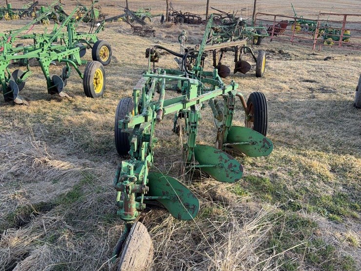 john-deere-pull-type-three-bottom-plow-image-4