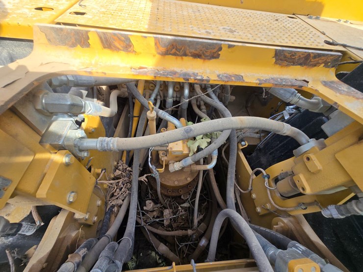 2019-caterpillar-320-image-36