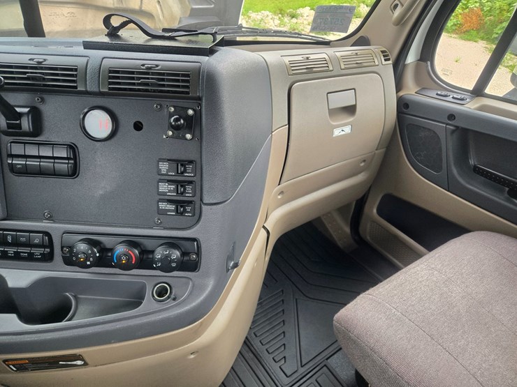 2012-freightliner-cascadia-113-image-48