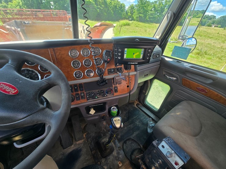 2009-peterbilt-367-image-47
