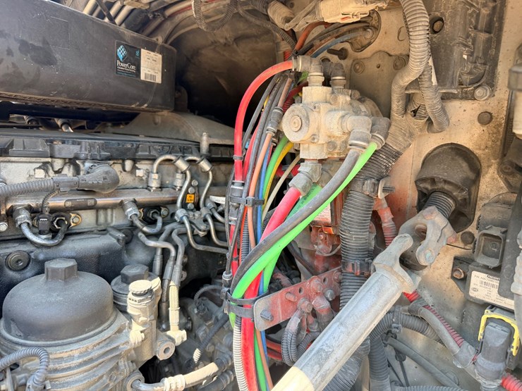 2016-freightliner-cascadia-125-image-36