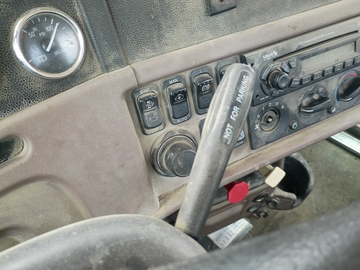 2012-peterbilt-384-image-59