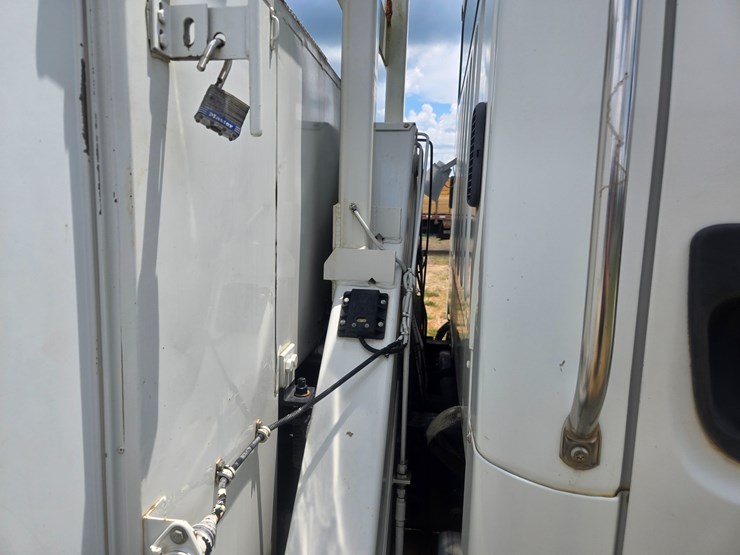 2007-freightliner-m2-106-image-90