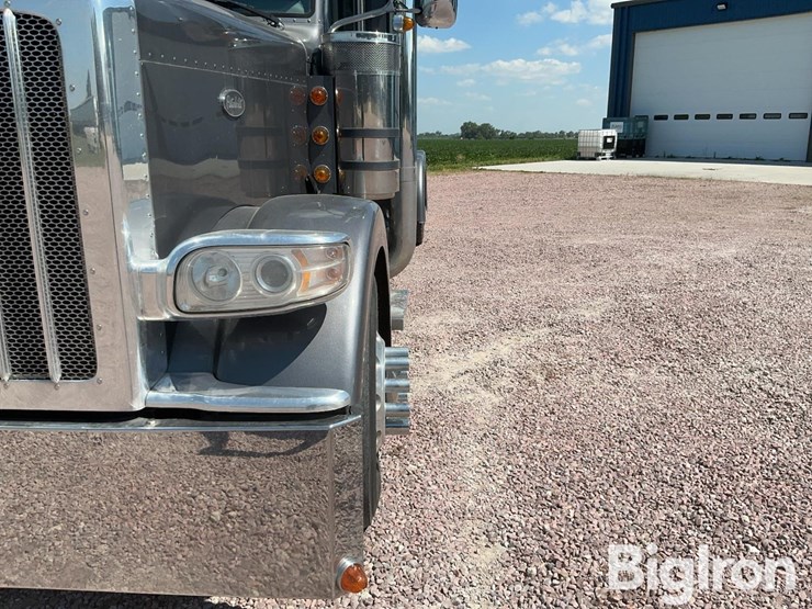 2012-peterbilt-389-image-9